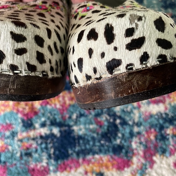 Hanna Andersson dotted calf hair embroidered clogs - Picture 3 of 11